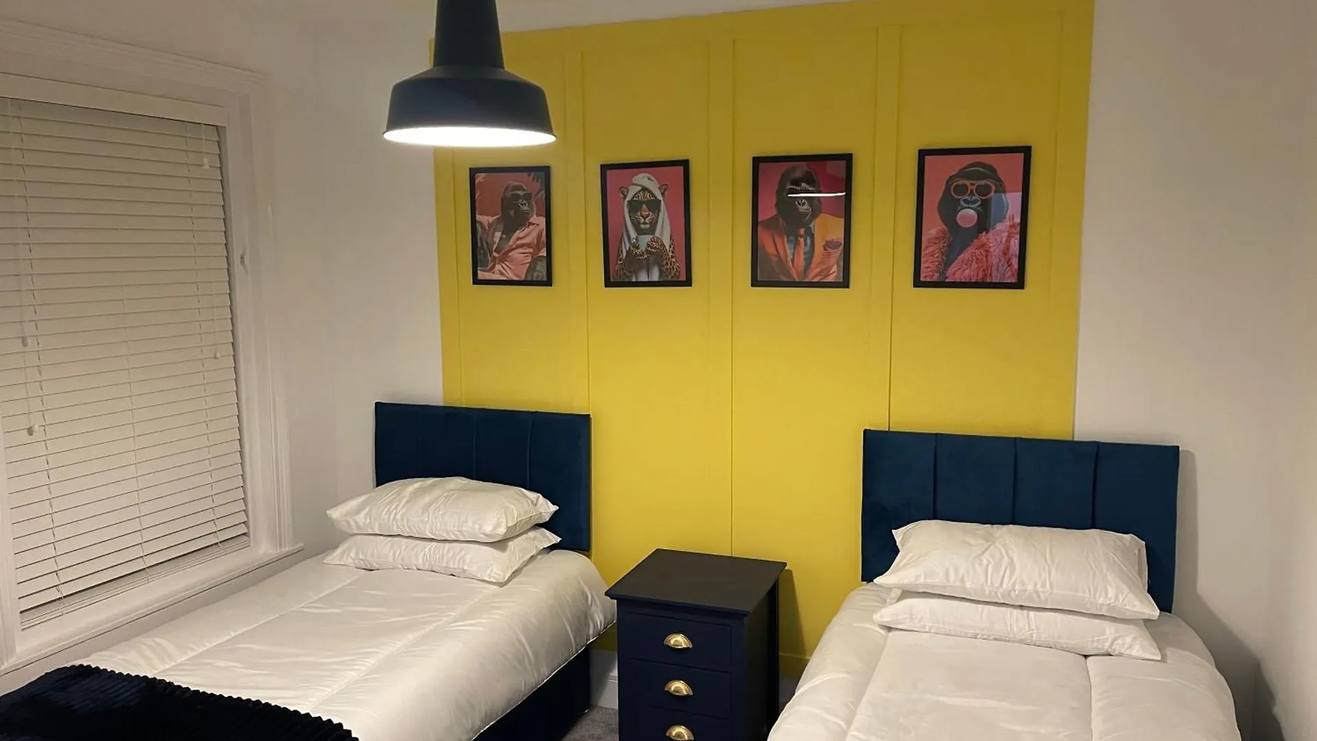 Holiday home Serenity House, Free Parking, Sleeps 6, Plus Free Stay For 2 Children On Sofa Beds, Near The Beach Restaurant And City Centre, Guests Recommend It Bournemouth